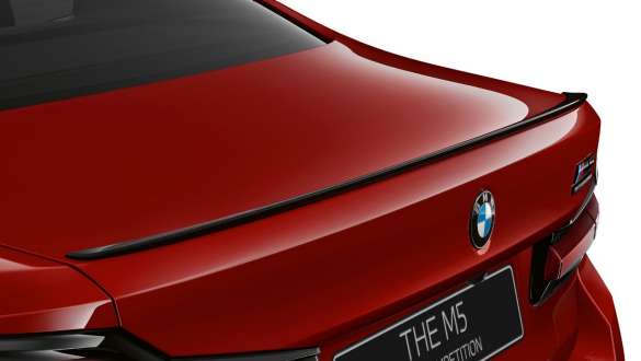 Задний спойлер M цвета "Глянцевый Черный" BMW M5 Competition F90 LCI Facelift 2020, крупный план Задний спойлер M цвета "Глянцевый Черный" BMW M5 Competition F90LCI Facelift 2020, BMW Individual "Красный Имола", крупный план