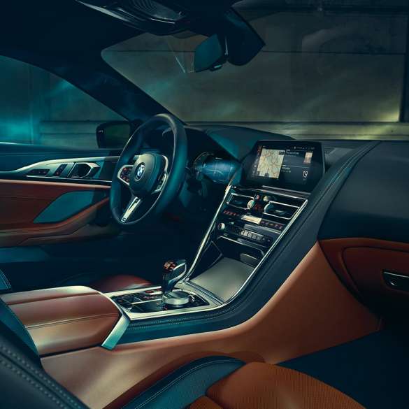 BMW M850i xDrive Coupé, кабина. BMW M850i xDrive Coupé, кабина с BMW Live Cockpit Professional и кожаным рулевым колесом M.