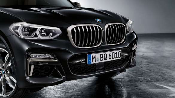 BMW X3 M40i и BMW X3 M40d с пакетом аэродинамики M. BMW X3 M40i и BMW X3 M40d в Black Sapphire металлик, экстерьер, передняя часть с пакетом аэродинамики M.