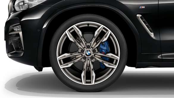 BMW X3 M40i и BMW X3 со спортивными тормозомами M. BMW X3 M40i и BMW X3 M40d в Black Sapphire металлик, экстерьер, легкосплавные диски со спортивными тормозомами M.