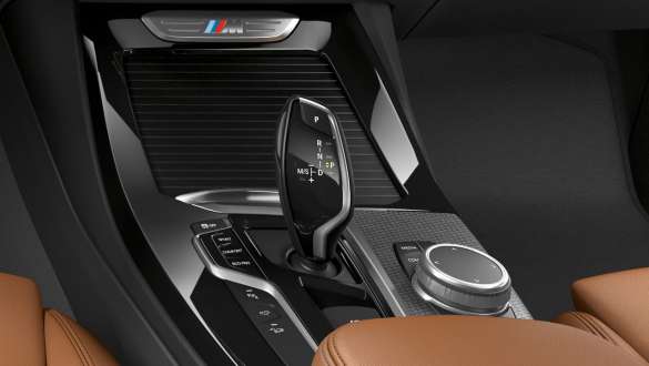 BMW X3 M40i и BMW X3 M40d, 8-ступенчатая коробка передач Steptronic Sport. BMW X3 M40i и BMW X3 M40d, салон, рычаг переключения передач, 8-ступенчатая коробка передач Steptronic Sport.