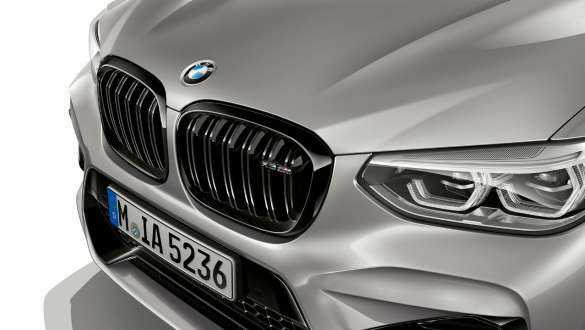 BMW X3 M Competition, передняя часть с решеткой радиатора M. BMW X3 M Competition в Donington Grey металлик, экстерьер, передняя часть с решеткой радиатора M, черный глянцевый цвет.