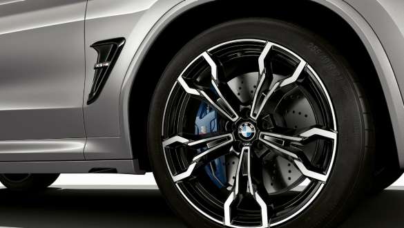 Тормоза M Compound. BMW X3 M Competition в Donington Grey металлик, экстерьер, легкосплавные диски М с тормозами M Compound.