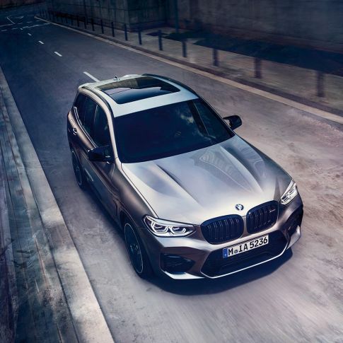 BMW X3 M Competition с высоты птичьего полета. BMW X3 M Competition в Donington Grey металлик, экстерьер, с высоты птичьего полета спереди.