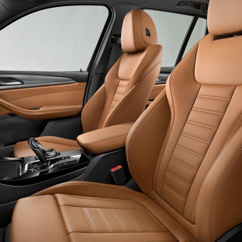 BMW X3 M40i и BMW X3 M40d, интерьер. BMW X3 M40i и BMW X3 M40d, спортивный и удобный салон со спортивными сиденьями.
