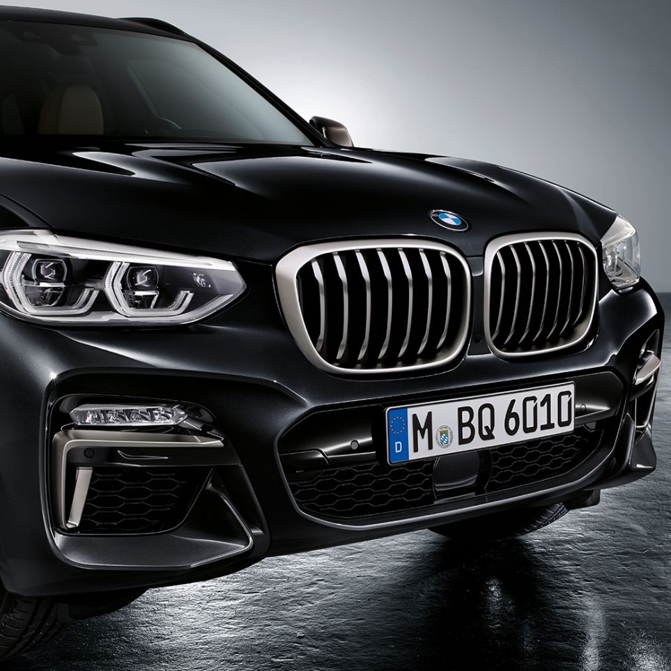 BMW X3 M40i и BMW X3 M40d, передняя часть. BMW X3 M40i и BMW X3 M40d в Black Sapphire металлик, экстерьер, передняя часть с элементами дизайна в цвете Cerium Grey.