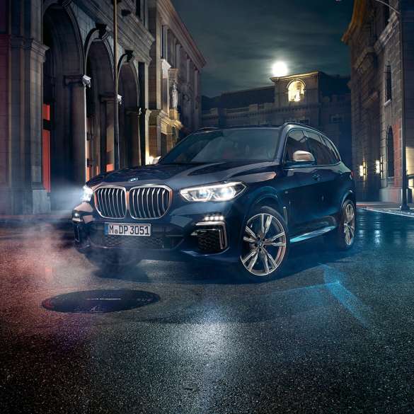 Экстерьер BMW X5 M50i и M50d G05 Экстерьер BMW X5 M50i и M50d G05, вид спереди с поворотом в три четверти