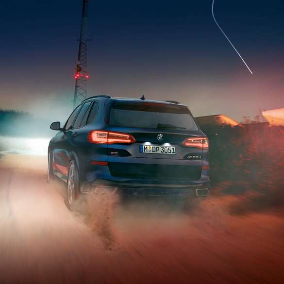 BMW X5 M50d с 6-цилиндровым дизельным двигателем M TwinPower Turbo BMW X5 M50d G05 с 6-цилиндровым дизельным двигателем M TwinPower Turbo в черном цвете Carbon (металлик), вид сзади