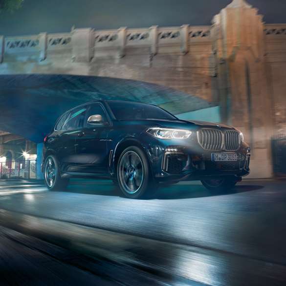 BMW X5 M50i с 8-цилиндровым бензиновым двигателем M TwinPower Turbo BMW X5 M50i G05 с 8-цилиндровым бензиновым двигателем M TwinPower Turbo в черном цвете Carbon (металлик), вид сбоку с поворотом в три четверти