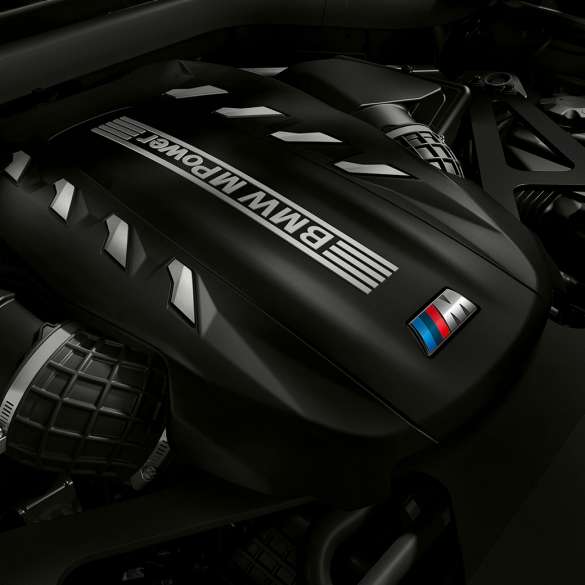 Мощный 8-цилиндровый бензиновый двигатель M TwinPower Turbo модели BMW X5 M Competition Мощный 8-цилиндровый бензиновый двигатель M TwinPower Turbo модели BMW X5 M Competition F95, крупным планом