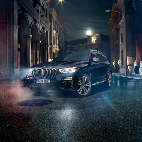 Фары BMW X5 M50i и M50d Фары X Laserlight BMW X5 M50i и M50d G05 черного цвета Carbon (металлик), вид спереди с поворотом в три четверти
