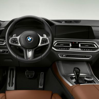 Обтянутое кожей рулевое колесо M моделей BMW X5 M50i и M50d Обтянутое кожей рулевое колесо M моделей BMW X5 M50i и M50d, G05, место водителя