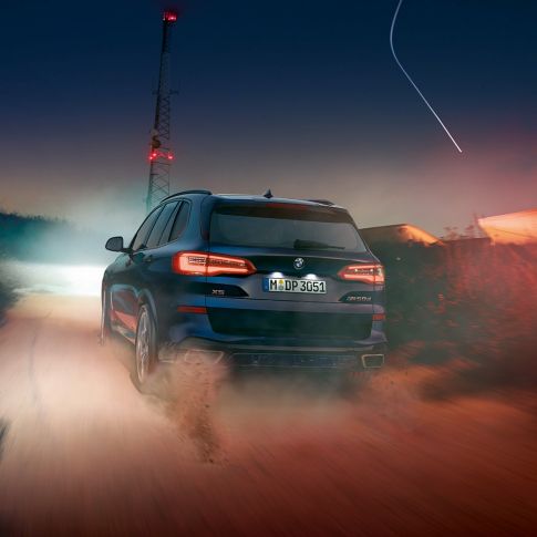 BMW X5 M50d, вид сзади BMW X5 M50d G05 со спойлером на крыше M в черном цвете Carbon (металлик), вид сзади