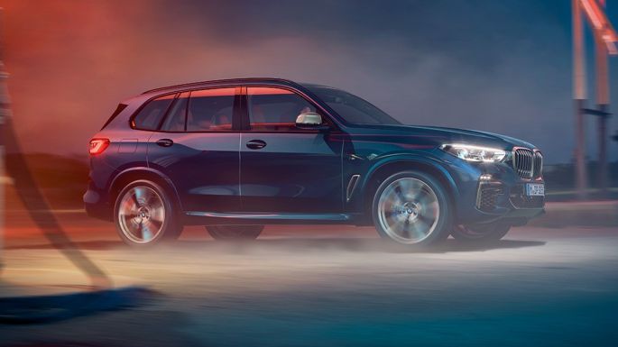 BMW X5 M50i и M50d, вид сбоку BMW X5 M50i и M50d G05 с легкосплавными дисками M в черном цвете Carbon (металлик), вид сбоку