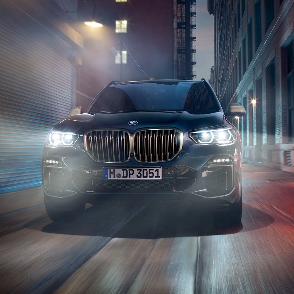 Решетка радиатора BMW X5 M50i и M50d Решетка радиатора BMW цвета Серый Церий, BMW X5 M50i и M50d G05 в черном цвете Carbon (металлик), вид спереди