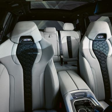 Многофункциональные сиденья M BMW X5 M Competition Многофункциональные сиденья M с подсвеченной эмблемой «X5 M» в BMW X5 M Competition, F95, интерьер