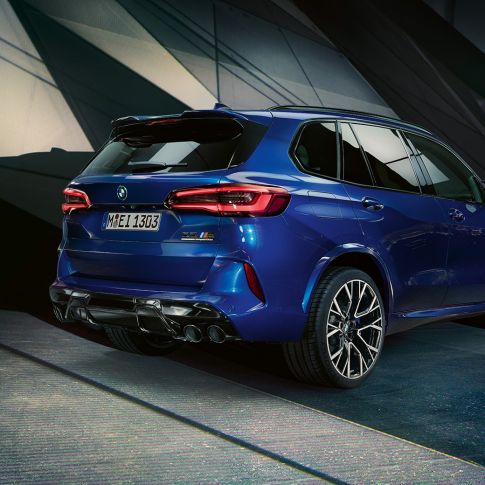 BMW X5 M Competition, вид сзади с поворотом в три четверти BMW X5 M Competition F95 со спортивной системой выпуска M в синем цвете Marina Bay (металлик), вид сзади с поворотом в три четверти