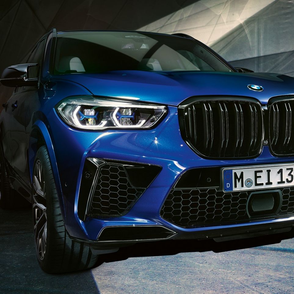 Решетка радиатора M, BMW X5 M Competition Решетка радиатора M BMW X5 M Competition F95 синего цвета Marina Bay (металлик), вид спереди крупным планом