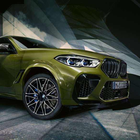 Exterieur-Design BMW X6 M Competition Экстерьер BMW X6 M Competition F96 2020 МГ, специальное лакокрасочное покрытие зеленого цвета Urban из линейки BMW Individual, SUV вид спереди с поворотом в три четверти