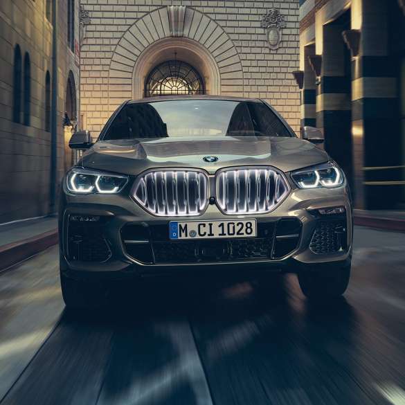 BMW X6 M50d с 6-цилиндровым дизельным двигателем M TwinPower Turbo BMW X6 M50d G06 с 6-цилиндровым дизельным двигателем M TwinPower Turbo в цвете Manhattan (металлик), вид спереди