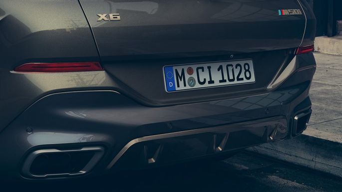 BMW X6 M50i, вид сзади BMW X6 M50i, вид сзади крупным планом