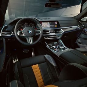 Место водителя в модели BMW X6 M Competition Место водителя в модели BMW X6 M Competition F96, интерьер