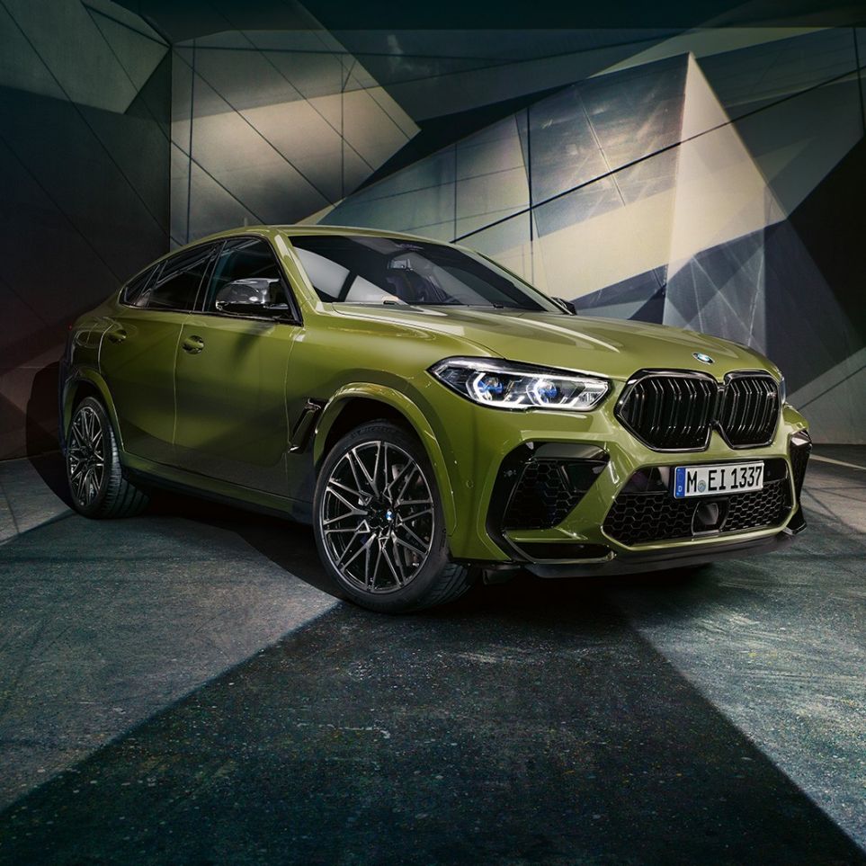 Решетка радиатора M модели BMW X6 M Competition Решетка радиатора М модели BMW X6 M Competition F96, специальное лакокрасочное покрытие зеленого цвета Urban из линейки BMW Individual, SUV вид спереди с поворотом в три четверти