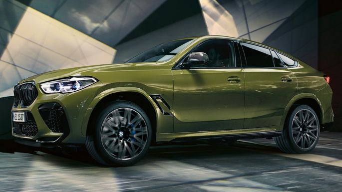 BMW X6 M Competition, вид сбоку BMW X6 M Competition F96 с легкосплавными дисками М, специальное лакокрасочное покрытие зеленого цвета Urban из линейки BMW Individual, вид сбоку