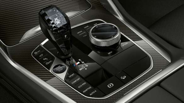 BMW X6 M50i, рычаг коробки передач с логотипом "М" G06 Крупный план салона BMW X6 M50i, рычаг коробки передач с логотипом "М" G06 2018 SUV
