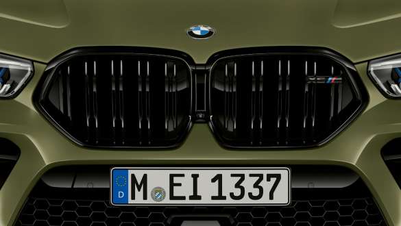 Решетка радиатора M, BMW X6 M Competition F96 Решетка радиатора M BMW X6 M Competition F96 2020 SUV, специальное лакокрасочное покрытие BMW Individual Urban Green, SUV, экстерьер