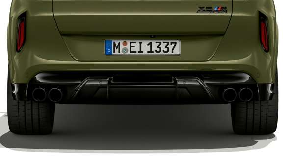 Выхлопная система M Sport, BMW X6 M Competition F96 Выхлопная система M Sport, BMW X6 M Competition, специальное лакокрасочное покрытие BMW Individual Urban Green, F96 2020 SUV, вид сзади