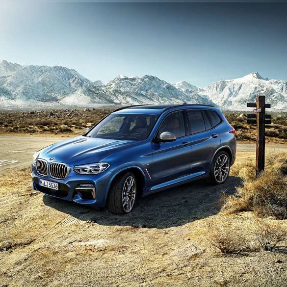 BMW X3 M40i, передний снимок с поворотом в три четверти в горах BMW X3 M40i, передний снимок с поворотом в три четверти в горах