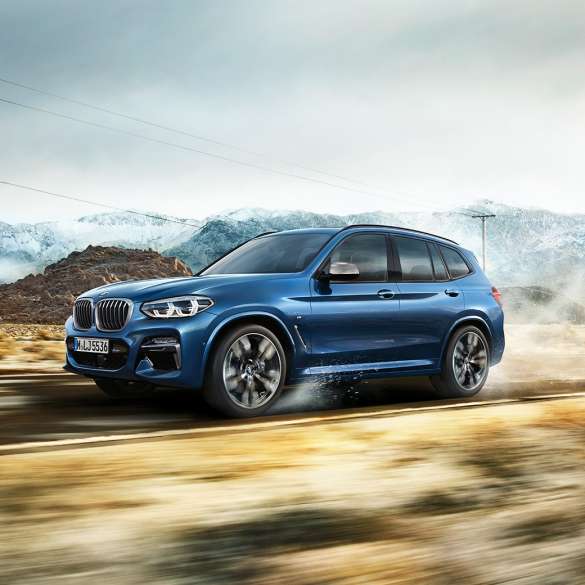 BMW X3 M40i, снимок переднего крыла перед горой BMW X3 M40i, снимок переднего крыла перед горой