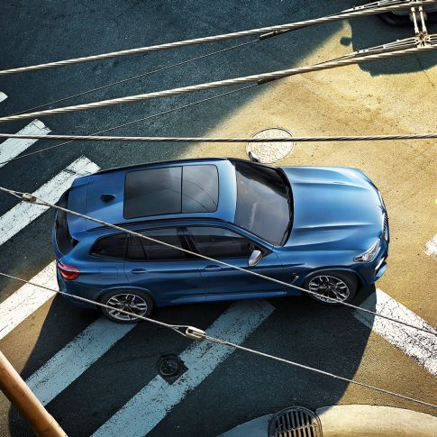 BMW X3 M40i с высоты птичьего полета крыша и капот BMW X3 M40i с высоты птичьего полета крыша и капот