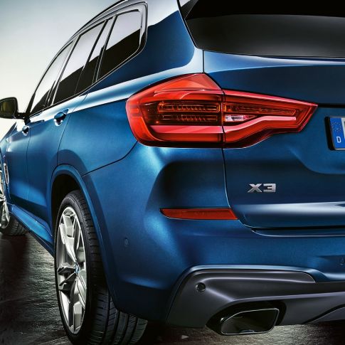BMW X3 M40i, с поворотом в три четверти сзади, со светодиодными задними фарами BMW X3 M40i, с поворотом в три четверти сзади, со светодиодными задними фарами