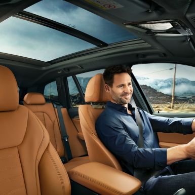 BMW X3 M40i, кабина с мужчиной за рулем BMW X3 M40i, кабина с мужчиной за рулем
