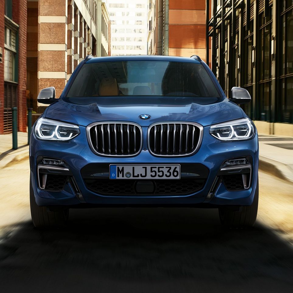 BMW X3 M40i, передний снимок перед городским пейзажем BMW X3 M40i, передний снимок перед городским пейзажем