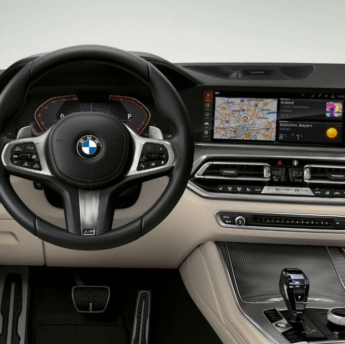 BMW X6 с пакетом M Sport, кабина. Салон BMW X6 с пакетом M Sport с акцентом на кабину.