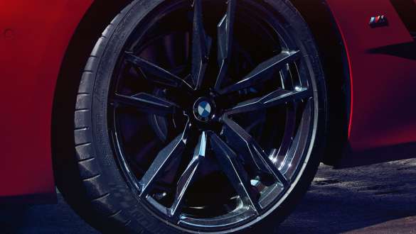 BMW Z4 Родстер тормоза M Sport Крупный план спортивного тормоза M