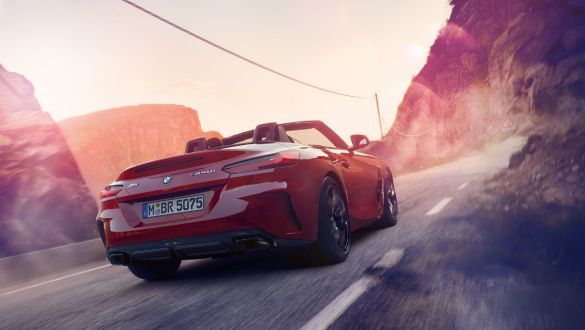 BMW Z4 Родстер адаптивное спортивное рулевое управление BMW Z4 Родстер в движении, вид сзади в горах