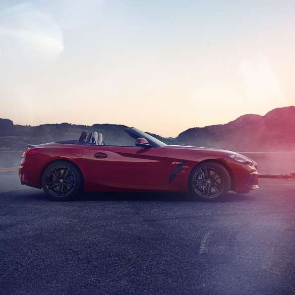 Боковой снимок BMW Z4 Родстер Боковой снимок BMW Z4 Родстер перед видом на горы