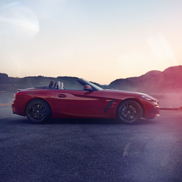Боковой снимок BMW Z4 Родстер Боковой снимок BMW Z4 Родстер перед видом на горы