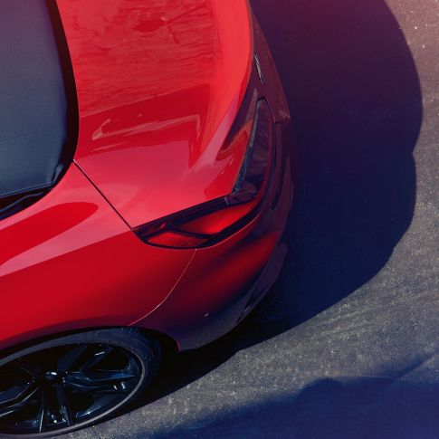 BMW Z4 Родстер задняя часть и колеса Вид с высоты птичьего полета на заднюю часть и колеса BMW Z4 Roadster