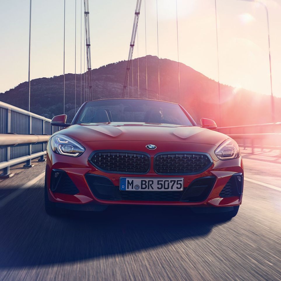 BMW Z4 Родстер на мосту Снимок спереди BMW Z4 Родстер на мосту