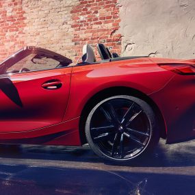 Боковой снимок BMW Z4 Roadster Боковой снимок BMW Z4 Roadster перед кирпичной стеной