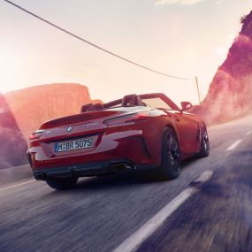 Снимок сзади BMW Z4 Roadster Снимок сзади BMW Z4 Roadster на проселочной дороге
