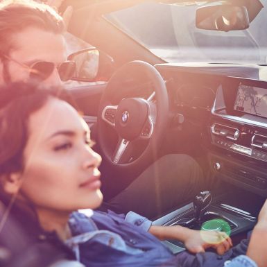 BMW Z4 Roadster c женщиной и мужчиной Темноволосая женщина и мужчина в BMW Z4 Roadster