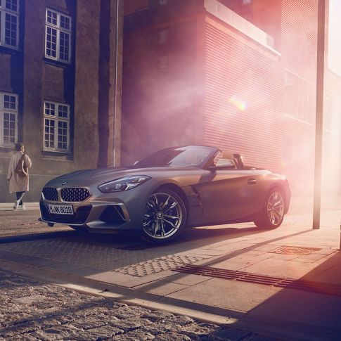 BMW Z4 Родстер на улице Серый BMW Z4 Родстерна улице перед домом