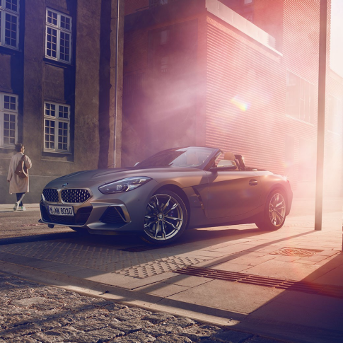 BMW Z4 Родстер на улице Серый BMW Z4 Родстерна улице перед домом