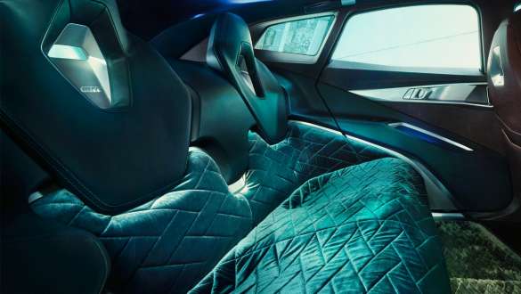BMW Concept XM (G09), задняя часть салона, сиденье крупным планом BMW Concept XM (G09), задняя часть салона, сиденье крупным планом